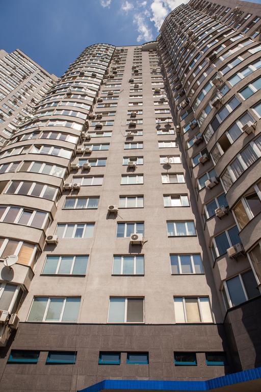 Apartment In 2 Min From Poznyaky Metro Station Kijów Zewnętrze zdjęcie